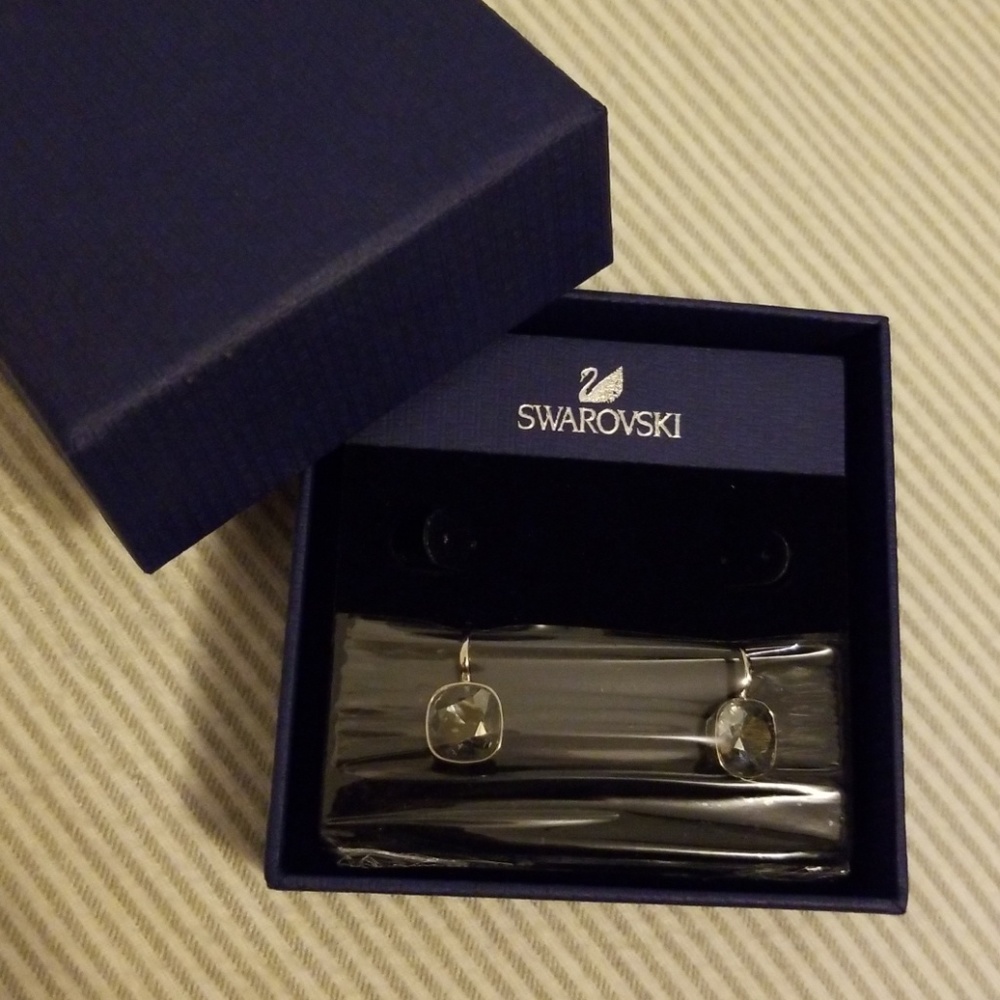 NWOT Swarovski silvertone square drop earrings